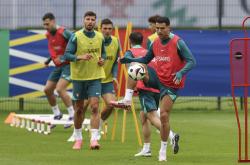 LOL决赛-包含巴西球星助阵葡萄牙备战欧洲杯预选赛的词条