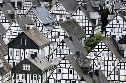 英雄联盟总决赛直播-防守的艺术与进攻的魔法，当足球智慧照亮NBA战场