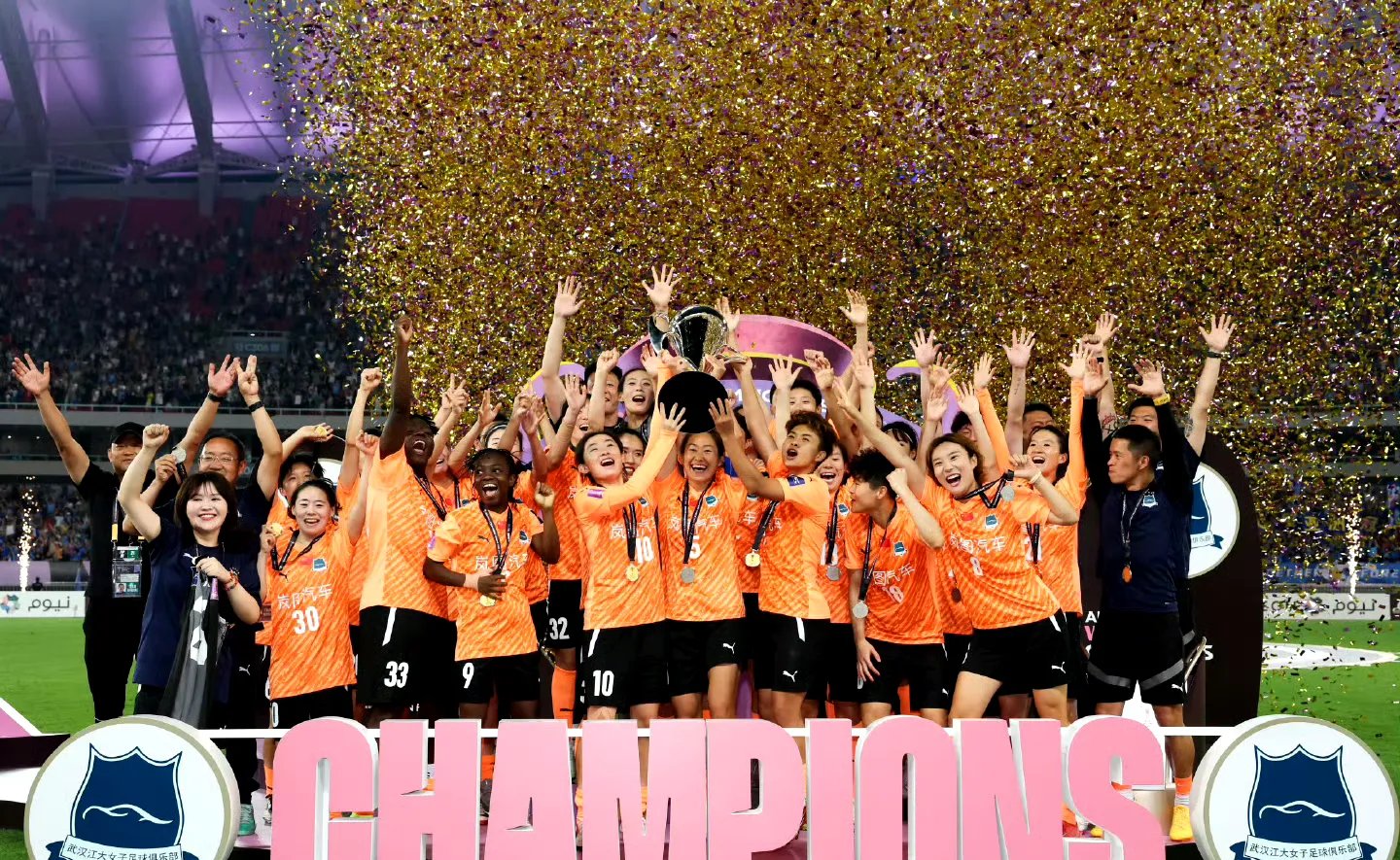 赛场上酣畅淋漓，球员们拼尽全力为胜利而战的简单介绍