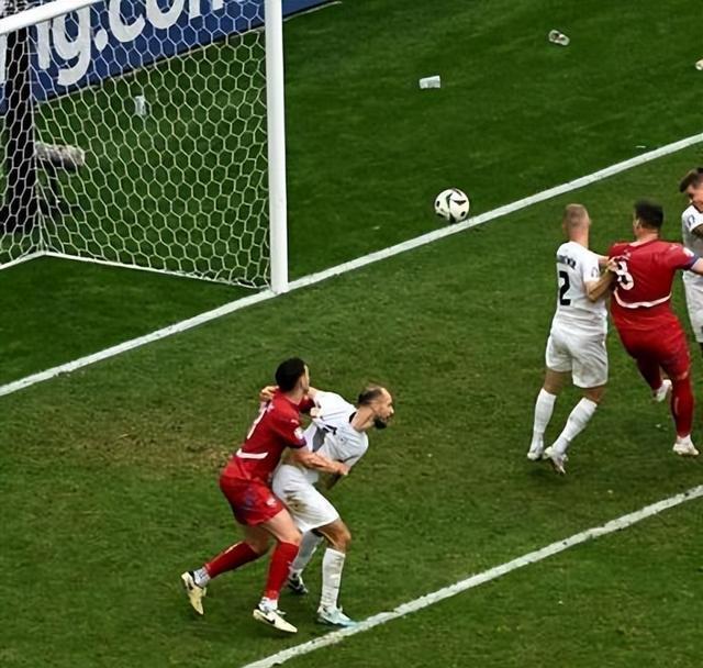 包含冷门频现，欧洲杯资格赛成绩不断翻转的词条