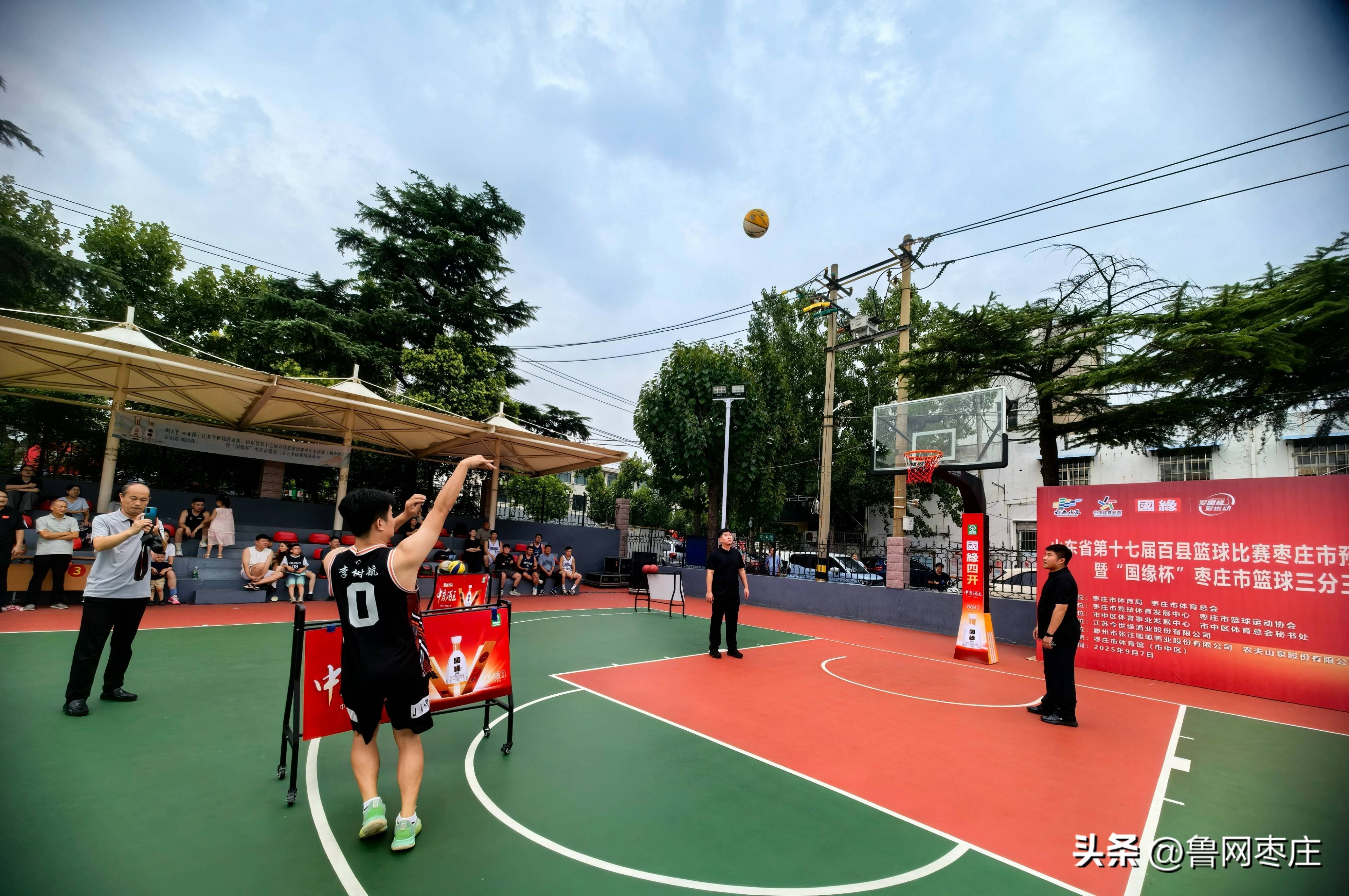 精彩比赛中，球员们尽情展现实力与技艺