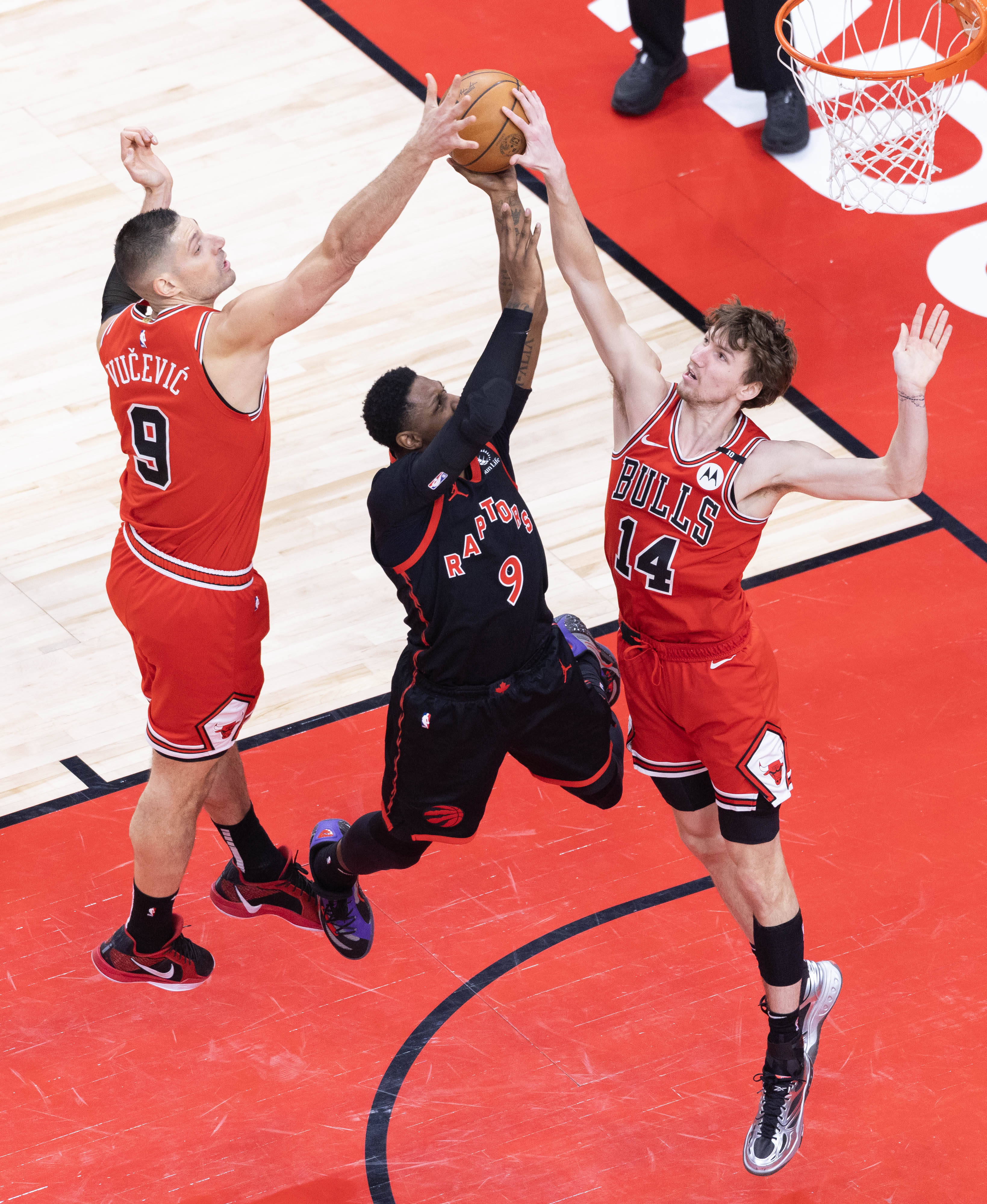 球星爆发！篮球赛场再现神级操作的简单介绍