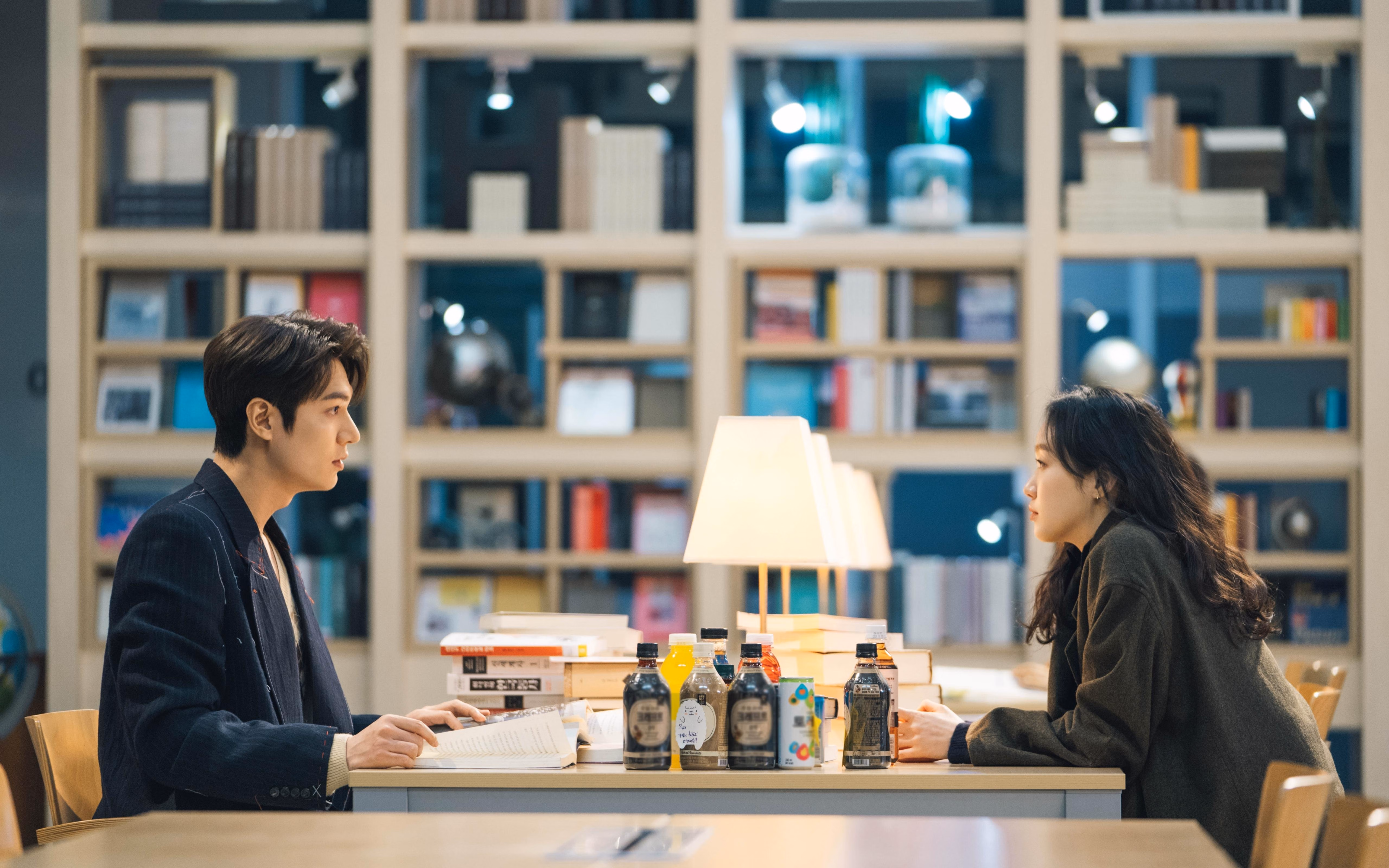 双线统治,当圣西罗的尖叫穿透大通中心的穹顶